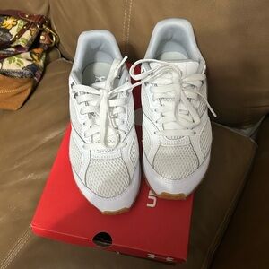 Under Armour Women's White  Women’s Sneakers only worn 3 time small smudge